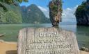 Скала Джеймса Бонда и табличка парка Ao Phang Nga на фоне зелёных гор и моря