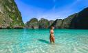 Пляж Майя-Бэй в Таиланде с белым песком и голубой водой на Пхукете