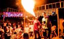 Молодой человек с факелом демонстрирует огненное шоу на вечеринке в Пхукете
