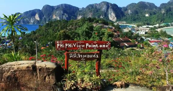Смотрительская площадка Phi Phi View Point с зелеными холмами и заливом на фоне