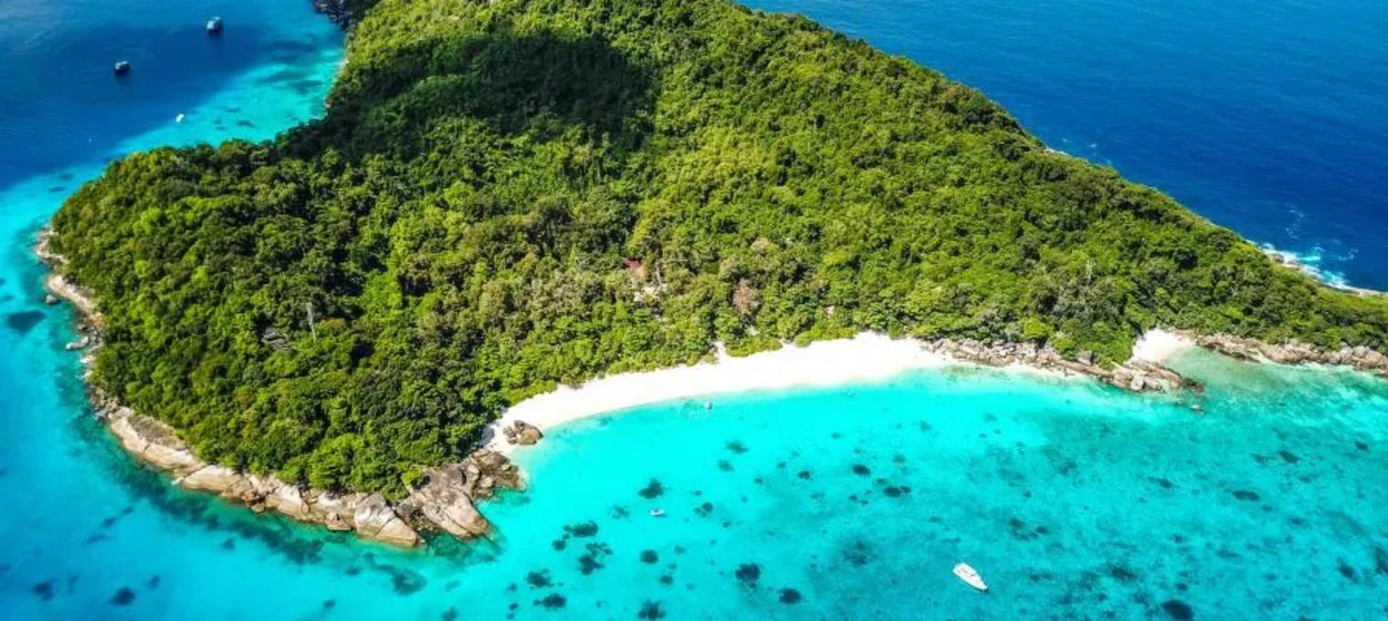 Снимок тропического острова с белоснежными пляжами и яркой синей водой в Пхукете.