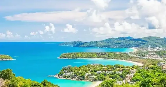 Красивый пейзаж Фангана с зелеными холмами и бирюзовыми пляжами на Пхукете.