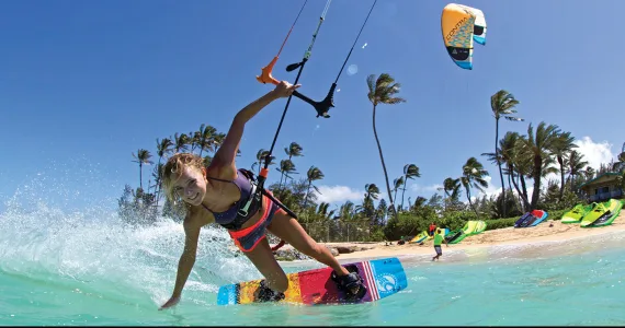 Серфинг на кайтборде в Пхукете, девушка балансирует на доске у берега.