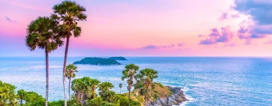 Красивая пляжная сцена на Пхукете с пальмами и морем на фоне заката.