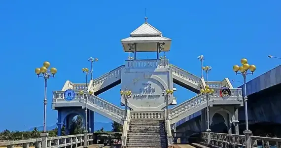 Аркадный мост с лестницей и смотровой площадкой на курорте Пхукет под ясным небом.