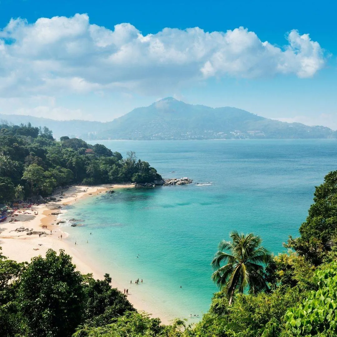 Красивая бухта на Пхукете с белым песком и голубой водой в солнечный день.