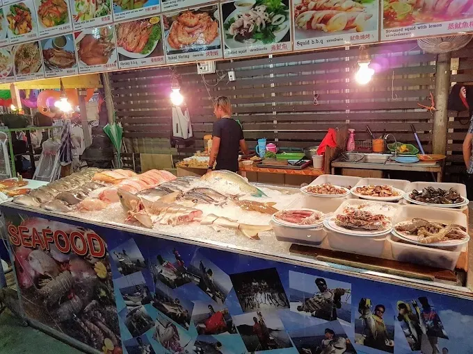 Морепродукты на рынке в Пхукете, с разнообразием рыбы и закусок.