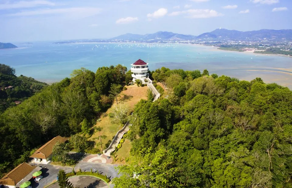 Вид на море и холмы в Пхукете с обзорной башней на вершине.