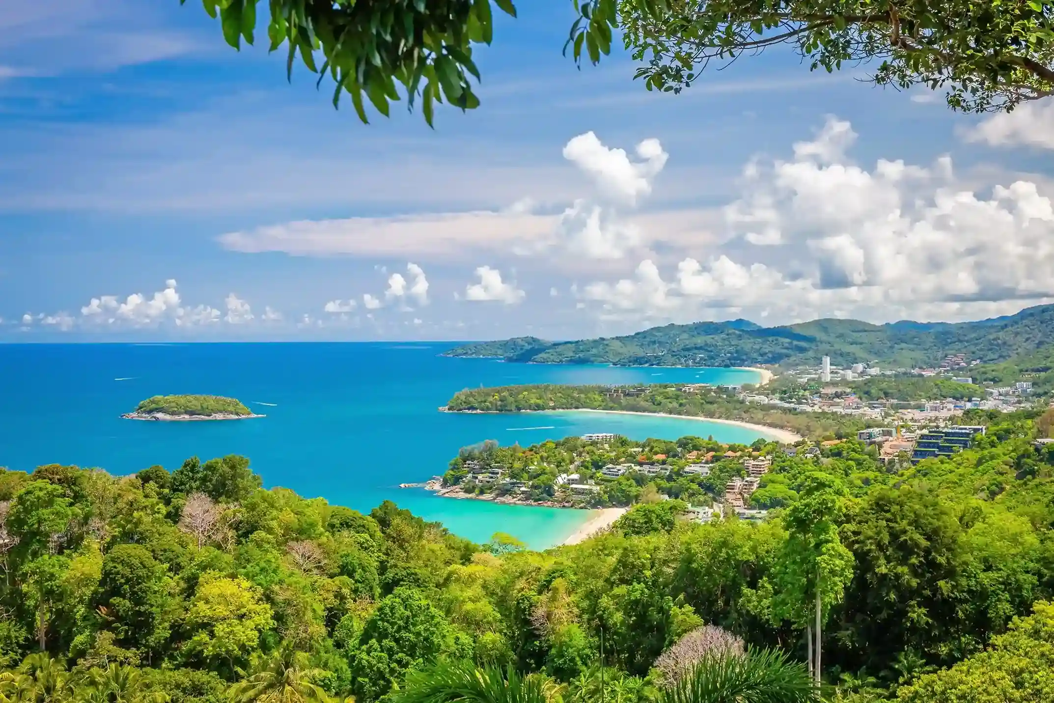 Красивая панорама пляжей Пхукета с зелеными холмами и бирюзовым морем.