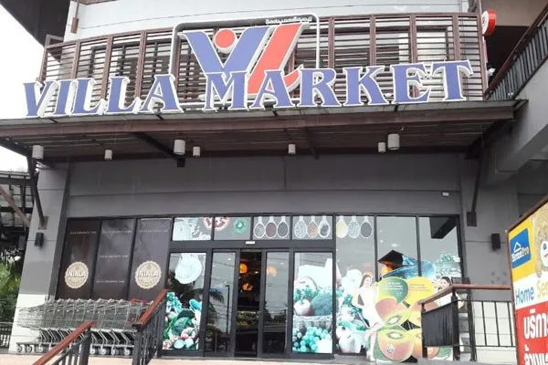 Супермаркет Villa Market в Пхукете с входом и тележками для покупок.