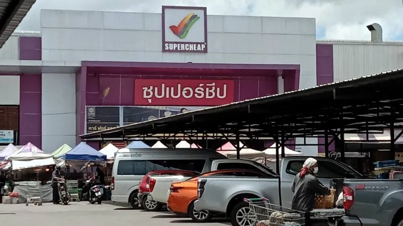 Супермаркет Supercheap в Пхукете с парковкой и торговыми палатками.