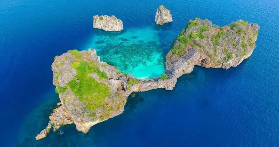 Аэроснимок красивых скал и бирюзового моря у берегов Пхукета, Таиланд.