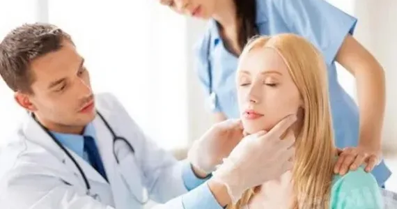 Врач проводит консультацию с женщиной в клинике на Пхукете. Медсестра помогает.