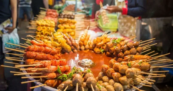 Уличный рынок в Пхукете с различными шашлыками на палочках.