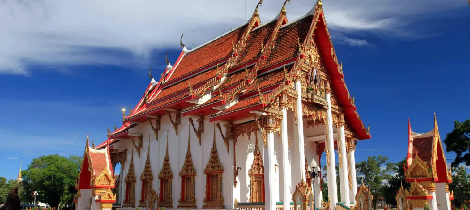 Храм с красной крышей и белыми колоннами, расположенный в Пхукете, Таиланд.