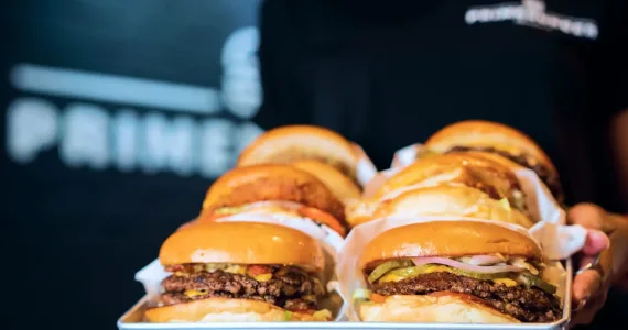 Ассортимент бургеров на подносе в кафе на Пхукете.