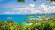 Панорама Пхукета с зелеными холмами и бирюзовыми водами моря.