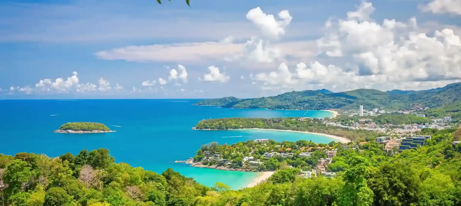 Панорама Пхукета с зелеными холмами и бирюзовыми водами моря.